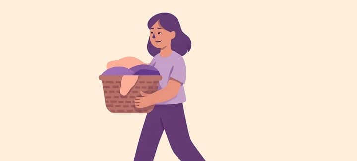 Mulher levando o cesto de roupa até a lavanderia